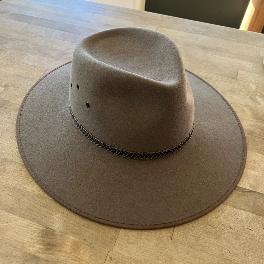 Akubra TABLELANDS hat in Sorrel Tan. Size 56.